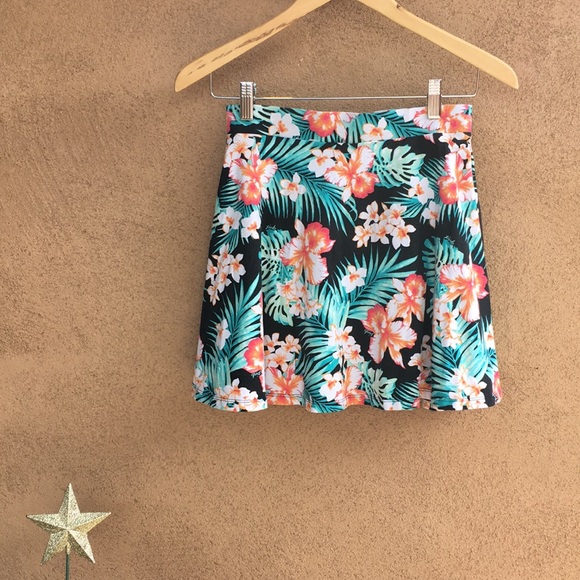 PINK Victoria's Secret Dresses & Skirts - FINAL SALE⭐️PINK pretty tropical skirt!